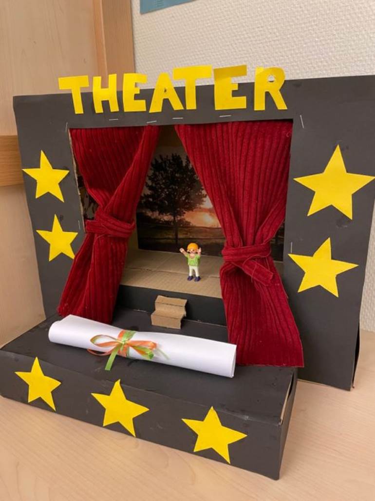 o que fazer com papelão de teatro de marionetes