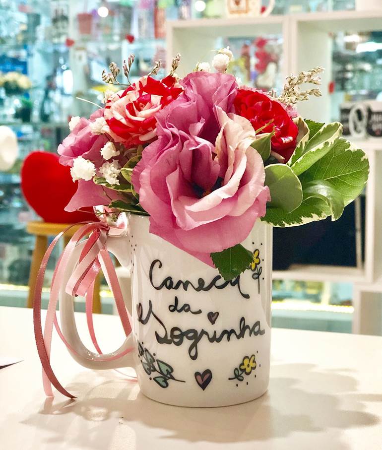 caneca com flores para sogra