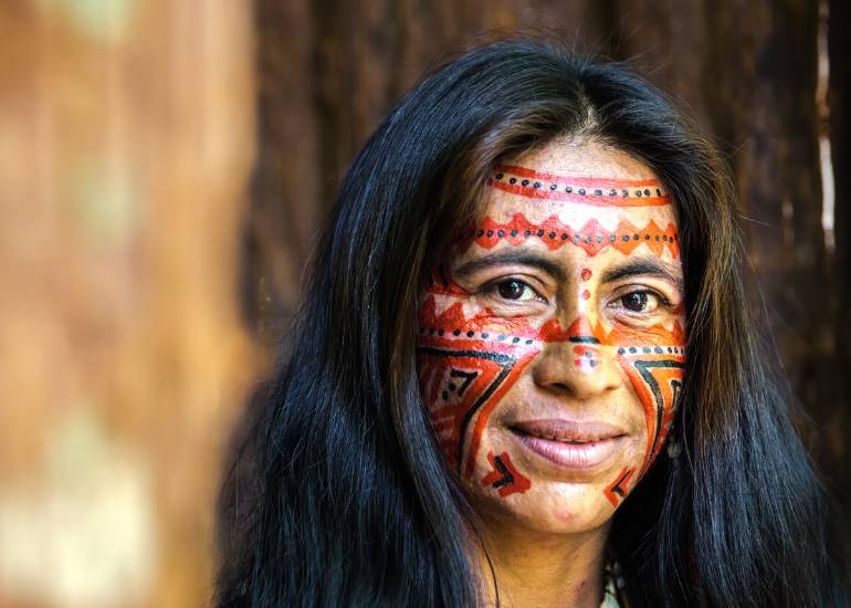 pintura indigena no rosto feminino